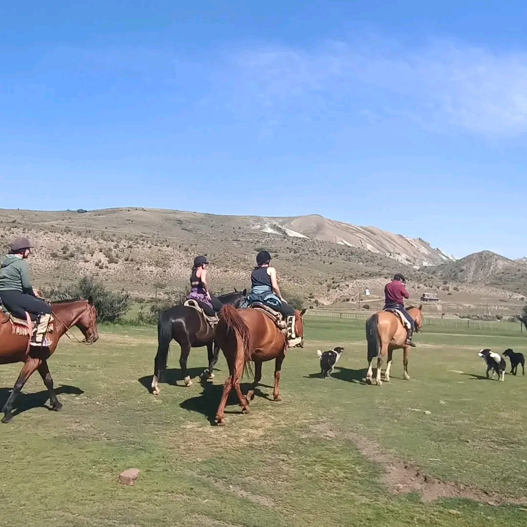 Cabalgata en los valles de Nirihuau junto a la familia Las 4F