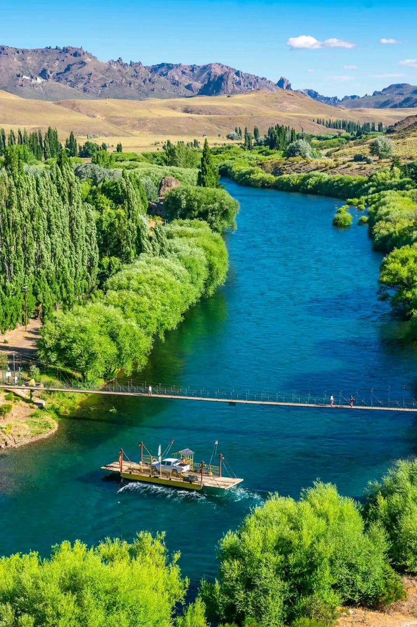 Caballos y jinetes atravesando un valle patagonico al amanecer