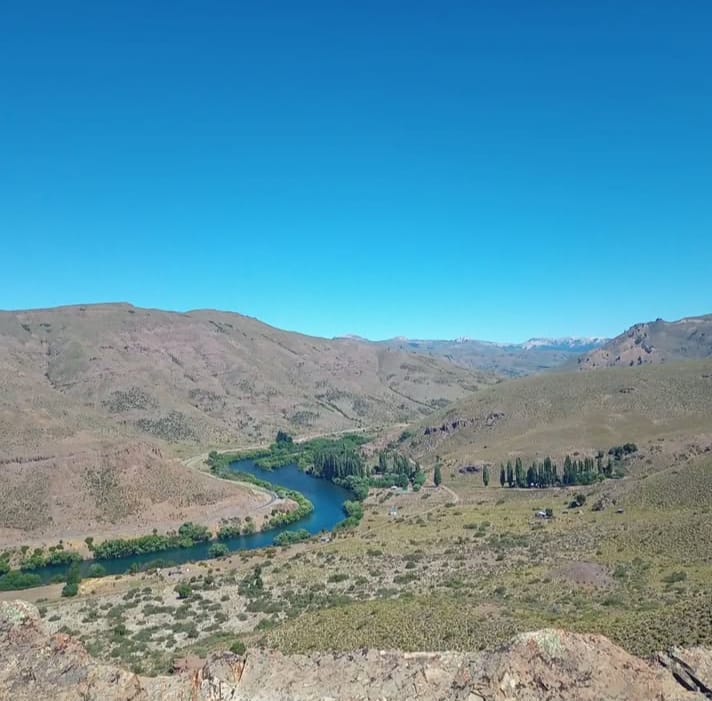 Cabalgata al amanecer sobre la estepa patagónica en San Ceferino