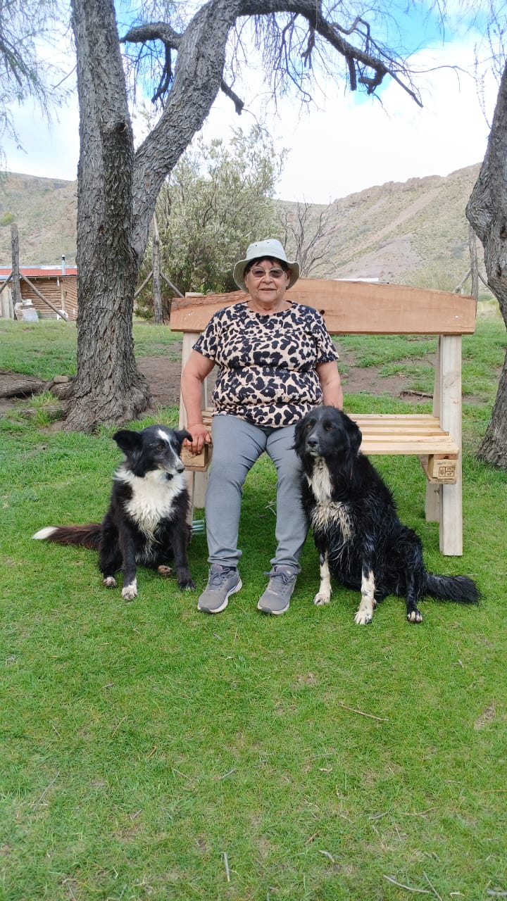 Esther Toro recibiendo visitantes en su matera junto al Limay