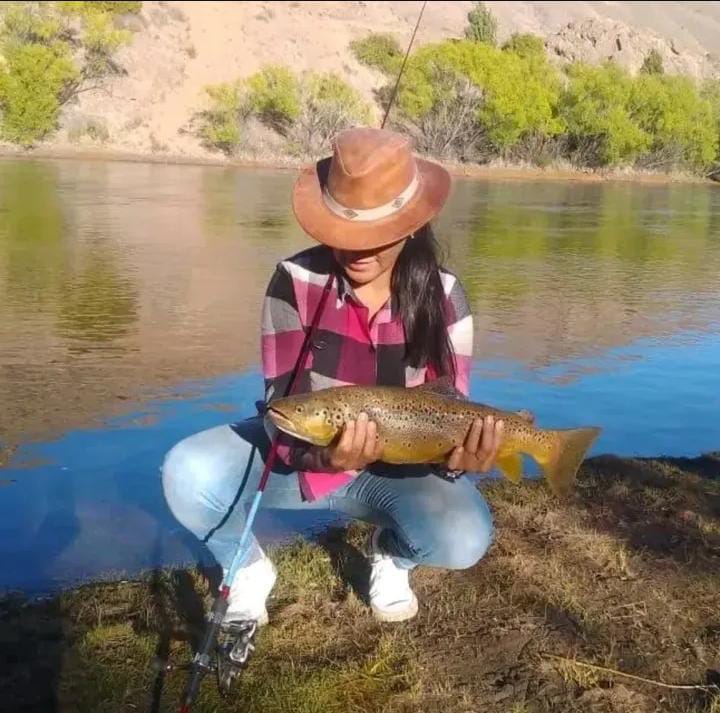Zona de descanso frente al río Limay en el Establecimiento La Matera de Esther