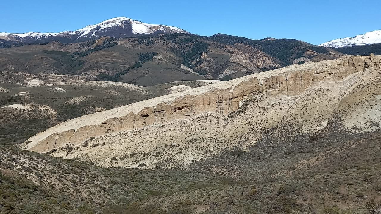 Sendero rumbo al Cerro La Buitrera en Nirihuau Arriba